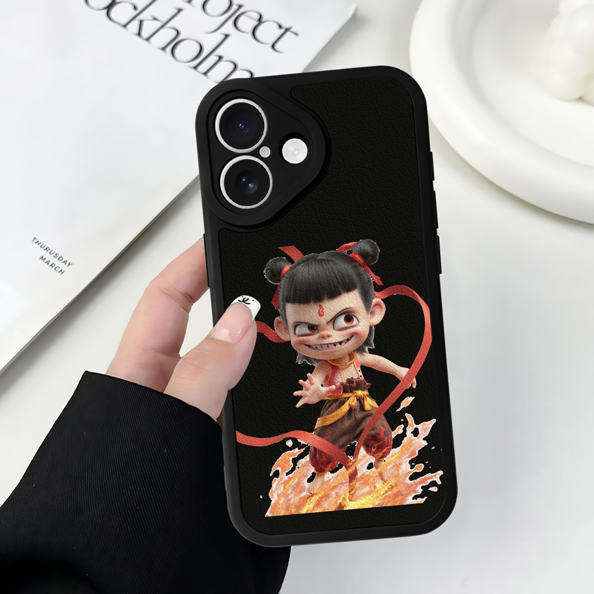 （画像用） Ne Zha 2 ナタ 魔童の大暴れ 【iPhone 16シリーズ対応】シリコンスマホケース（レザー調） 材質：シリコン
